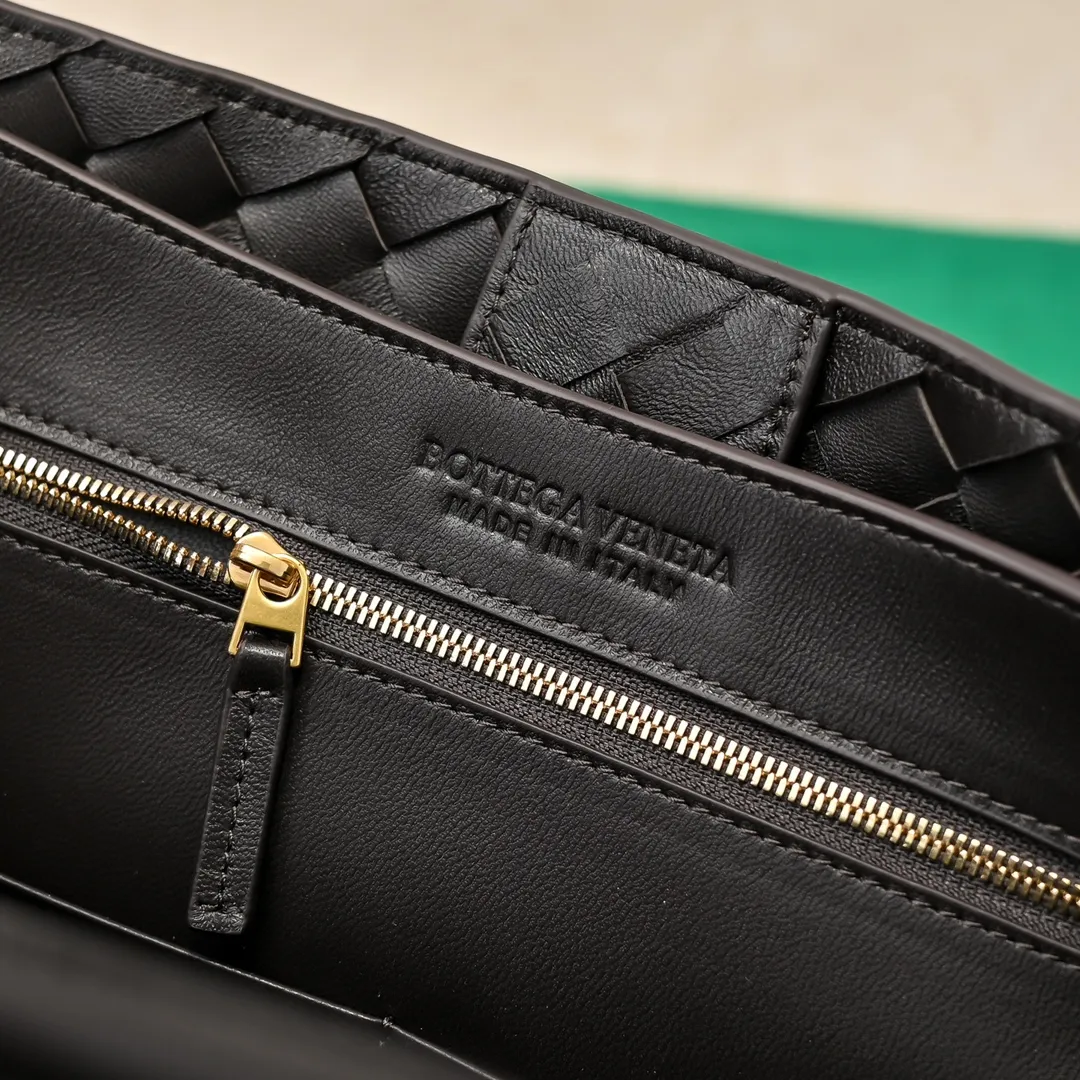 Batch 2360 BV new Andiamo is shipped‼ ️Really popular🔥The new Andiamo woven handbag launched by Bottega Veneta this season is really popular all over the world! ! Celebrities at home and abroad have worn it, and Oscar-winning actress Michelle Yeoh has taken it out on the street. Song Jia, Trai Yara, Yu Feihong, Sanji Ayaka, Rosie Hunting-Whiteley, Yoshioka Riho, etc. have all picked up this bag. It is classic and versatile, showing off its temperament, and the bag capacity is also large, which is very convenient for daily commuting! ! A variety of carrying methods, the shoulder straps can be adjusted by yourself, the original lambskin feels soft and delicate, and the unisex style breaks gender boundaries and brings a more practical and longer-lasting use experience. Andiamo, which has both elegant and casual styles, perfectly interprets the true appearance of "fashionable old money style". Style number: 8463 Size: 32*24*12